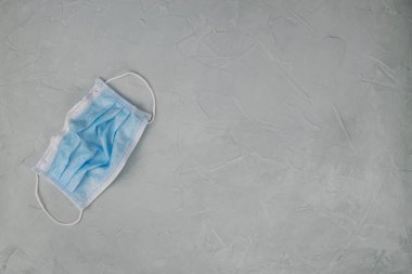 Kullanılmış tıbbi maske. Hamle kavramı.