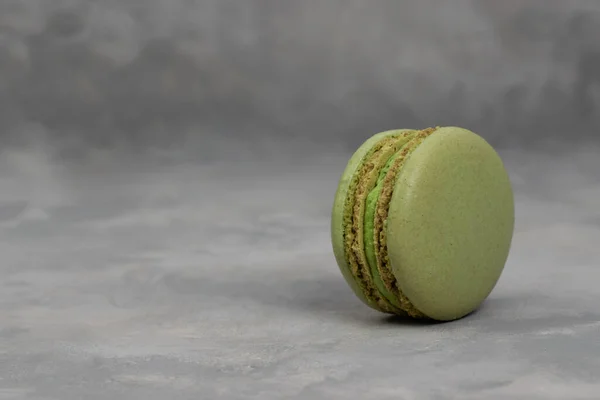 Veelkleurige Macarons Taarten Vorm Van Een Toren Een Donkergrijze Betonnen — Stockfoto