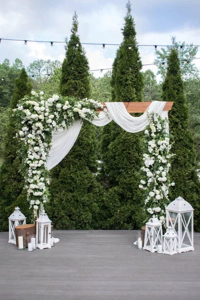 Arco Para Cerimônia Casamento Decorado Com Pano Flores Brancas Dia — Fotografia de Stock