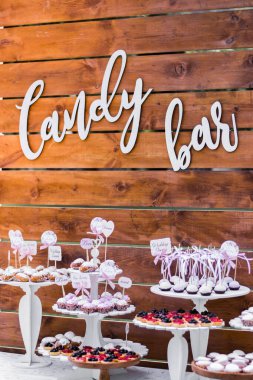 Düğün resepsiyonundaki çikolata. Tahta yazıt. Mektuplar. Düğün süslemeleri. Kırsal düğün.