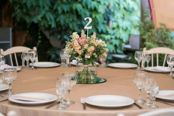 Centerdel Rosa Och Vita Blommor Står Mitten Festliga Middagsbordet Bröllop — Stockfoto