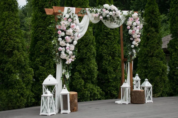 Arch Wedding Ceremony Decorated Cloth White Flowers Wedding Day — Stock Photo, Image