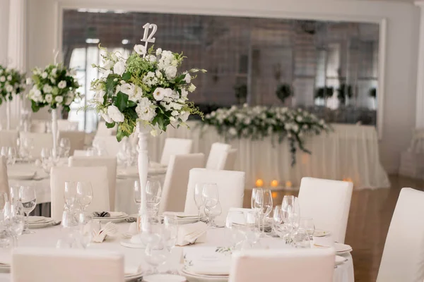 Herzstück Aus Grünen Blättern Und Frischen Blumen Steht Auf Dem — Stockfoto