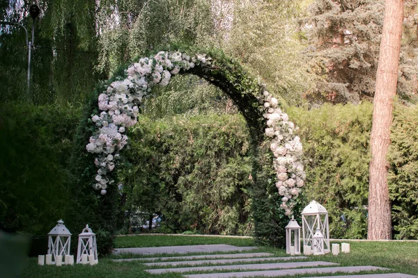Cerimônia Casamento Arco Casamento Muito Bonito Elegante Decorado Com Várias — Fotografia de Stock