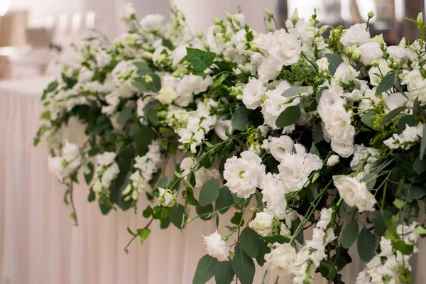 Huvudbordet Vid Bröllopsmottagning Med Vackra Blommor Bröllopsdag Bröllopsavkodningar Med Rosa — Stockfoto