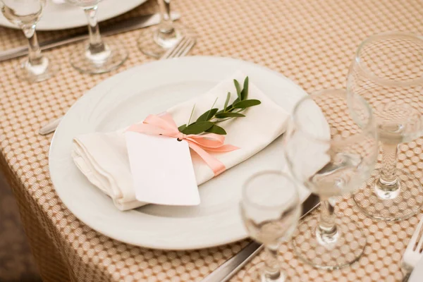 Cartão Com Ramo Eucalipto Uma Mesa Banquete — Fotografia de Stock