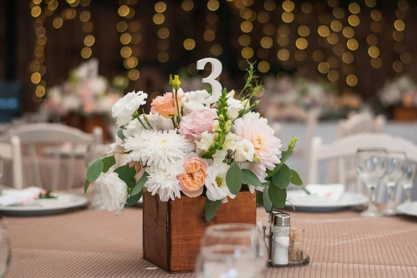 Bordsduk Med Vita Och Persika Rustika Blomsterarrangemang Trälåda Rustikt Bröllopsbord — Stockfoto
