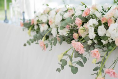 Ana masa için düğün çiçeklerini kapat. Düğün hazırlıkları.