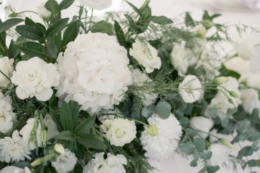 Güzel çiçeklerle dolu bir düğün resepsiyonunda ana masa. Düğün günü. Pembe çiçekli düğün kimlikleri.