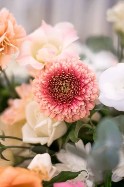 Güzel çiçeklerle dolu bir düğün resepsiyonunda ana masa. Düğün günü. Pembe çiçekli düğün kimlikleri.