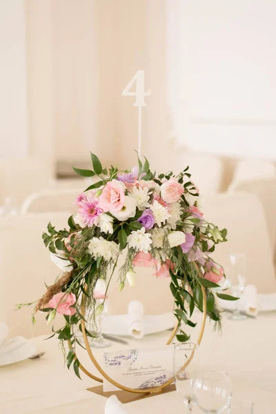 Zöld Levelekből Friss Virágokból Készült Asztaldísz Áll Ebédlőasztalon Esküvő Napja — Stock Fotó