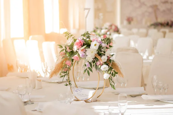 Herzstück Aus Grünen Blättern Und Frischen Blumen Steht Auf Dem — Stockfoto