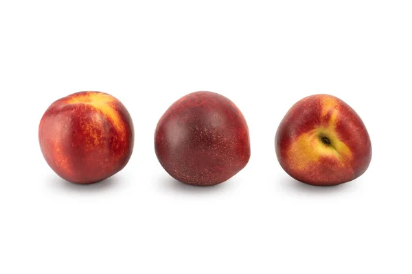 Grupp av tre 3 nektarin frukter isolerad på vit bakgrund. Färska frukter. — Stockfoto