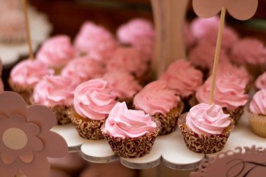 Düğün resepsiyonundaki çikolata. Tahta yazıt. Mektuplar. Düğün süslemeleri. Kırsal düğün.