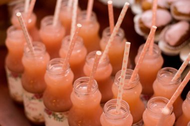 Düğün resepsiyonundaki çikolata. Tahta yazıt. Mektuplar. Düğün süslemeleri. Kırsal düğün.