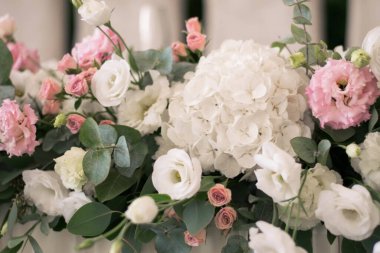 Güzel çiçeklerle dolu bir düğün resepsiyonunda ana masa. Düğün günü. Pembe çiçekli düğün kimlikleri.