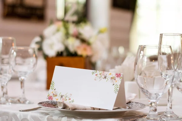 Bordsduk Med Vita Och Persika Rustika Blomsterarrangemang Trälåda Rustikt Bröllopsbord — Stockfoto