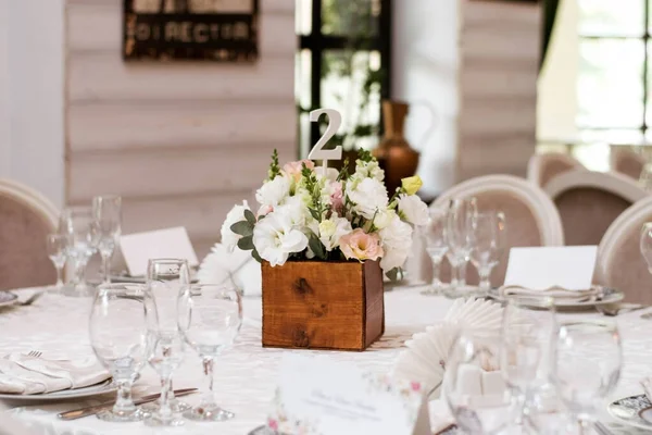 Tischmittelstück Mit Weißem Und Pfirsichfarbenem Blumengesteck Holzkiste Rustikale Hochzeitstafel Frische — Stockfoto