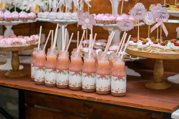 Schokoriegel Beim Hochzeitsempfang Holzinschrift Buchstaben Hochzeitsdekoration Rustikale Hochzeit — Stockfoto