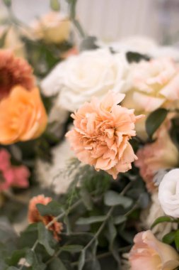 Güzel çiçeklerle dolu bir düğün resepsiyonunda ana masa. Düğün günü. Pembe çiçekli düğün kimlikleri.