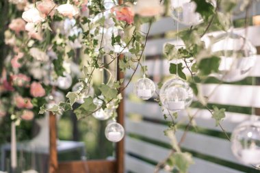 Düğün töreni. Çok güzel ve şık bir düğün kemeri, çeşitli taze çiçeklerle süslenmiş, bahçede duruyor. Düğün günü. Taze çiçek süslemeleri, şakayıklar..