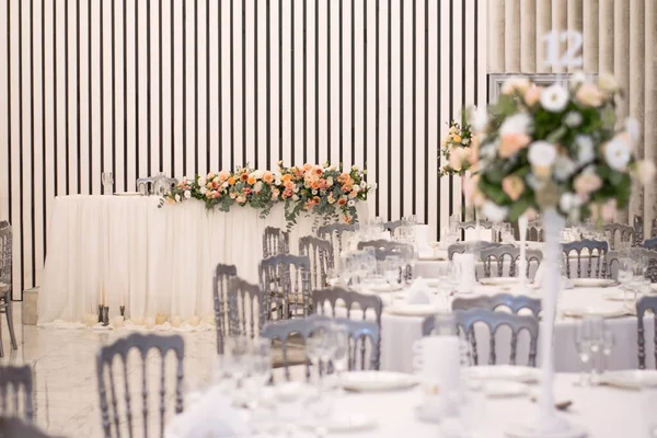 Haupttafel Bei Einem Hochzeitsempfang Mit Schönen Blumen Hochzeitstag Hochzeitsköder Mit — Stockfoto