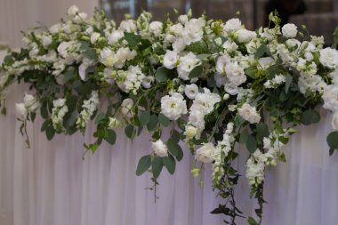 Güzel çiçeklerle dolu bir düğün resepsiyonunda ana masa. Düğün günü. Pembe çiçekli düğün kimlikleri.