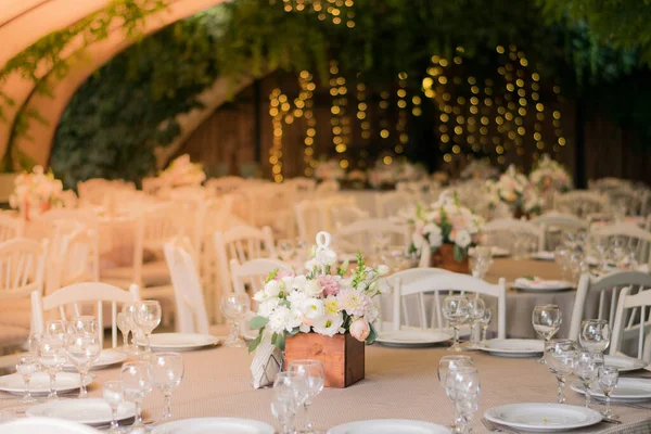 Haupttafel Bei Einem Hochzeitsempfang Mit Schönen Blumen Pfingstrose Hochzeitsdekoration — Stockfoto