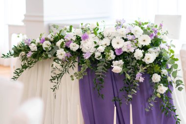 Güzel çiçeklerle dolu bir düğün resepsiyonunda ana masa. Düğün günü. Pembe çiçekli düğün kimlikleri.