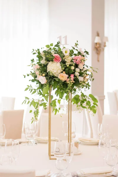 餐桌上摆放着由绿叶和鲜花做成的餐具 婚礼当天 鲜花装饰 桃色和白色婚纱装饰 — 图库照片