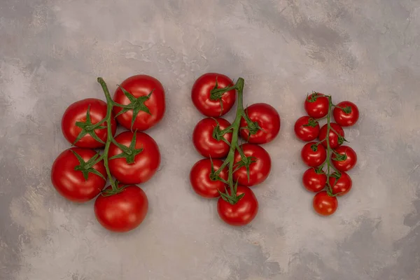 Eine Gruppe Verschiedener Tomaten Auf Dunkelgrauem Hintergrund Frisches Gemüse — Stockfoto