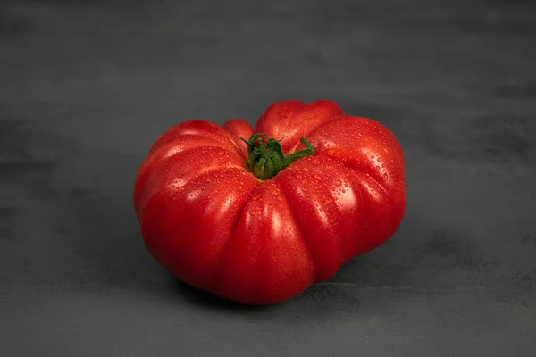 Enkel Stor Tomat Mörkgrå Bakgrund Färska Grönsaker — Stockfoto