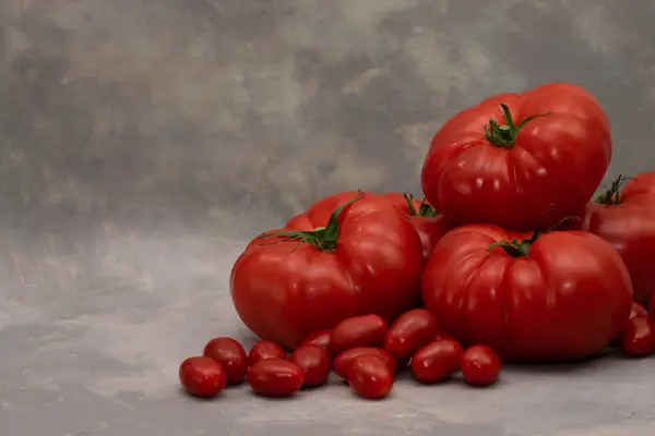 Group Different Tomatoes Dark Gray Background Fresh Vegetables — Stock Photo, Image