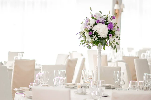 Herzstück Aus Grünen Blättern Und Frischen Blumen Steht Auf Dem — Stockfoto