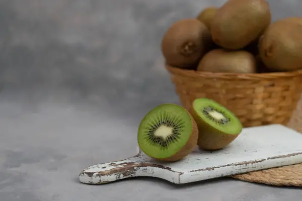Mogna Hela Kiwi Frukt Och Halv Kiwi Frukt Och Korg — Stockfoto