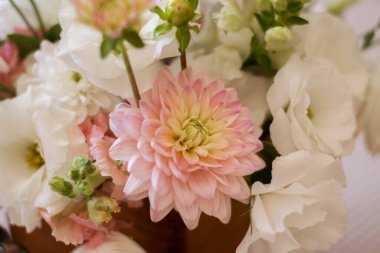 Masa süsü, beyaz ve şeftali rengi kır çiçekleriyle ahşap kutuda. Kırsal düğün masası. Düğün için taze çiçek aranjmanı..