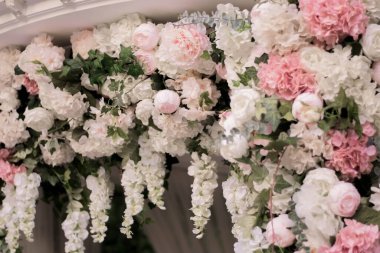 Düğün töreni. Çok güzel ve şık bir düğün kemeri, çeşitli yapay çiçeklerle süslenmiş. Düğün günü. Taze çiçek süslemeleri. Düğün günü..