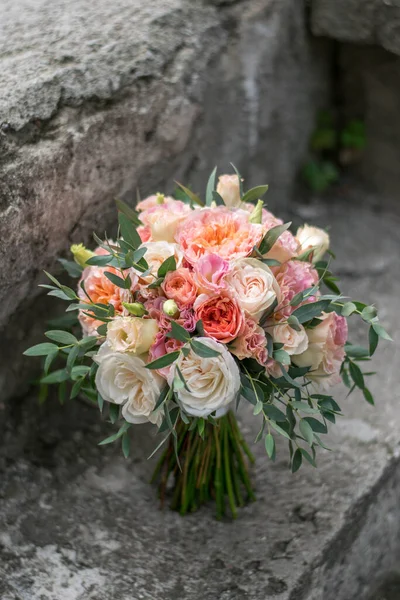 Krásná Svatební Kytice Bílých Květin Zeleně Šedém Texturálním Pozadí Svatební — Stock fotografie