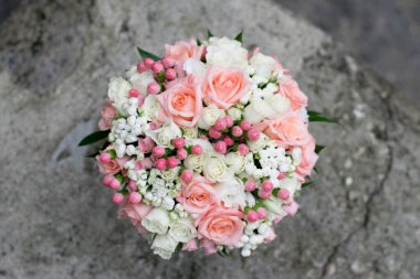 Gri desenli arka planda beyaz çiçek ve yeşillik buketi. Düğün günü..