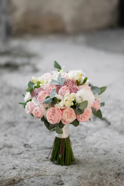 Beautiful Bridal Bouquet White Pink Flowers Greenery Gray Texture Background — Stock Photo, Image