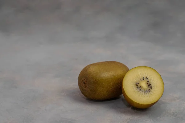Mogna Hela Kiwi Frukt Och Halv Kiwi Frukt Grå Bord — Stockfoto