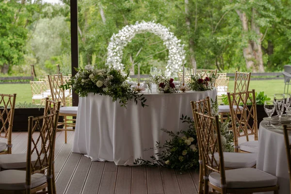 Main table at a wedding reception with beautiful fresh flowers — Stock Photo, Image