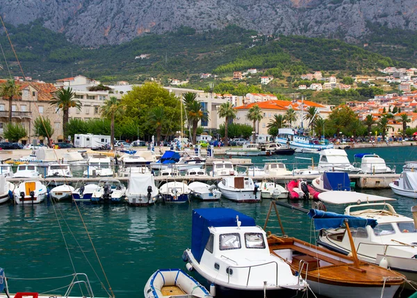 Harboat bij de stad Makarska — Stockfoto