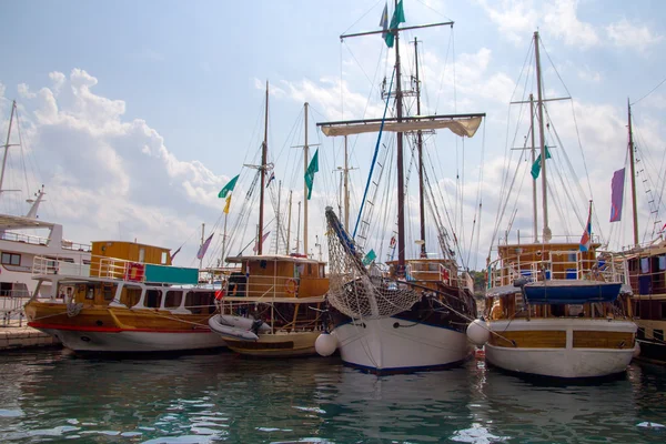 Barco en la ciudad Makarska — Foto de Stock