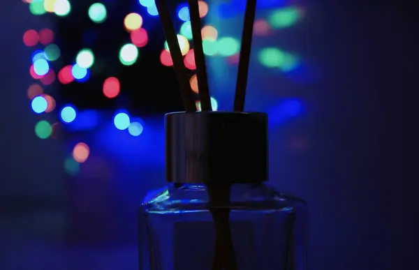 Kokusu olan bir kavanoz, güzel ışıkların arka planında..