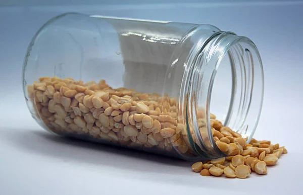 Kavanozda kurutulmuş bezelye.