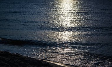 Deniz kıyısında şafak vakti