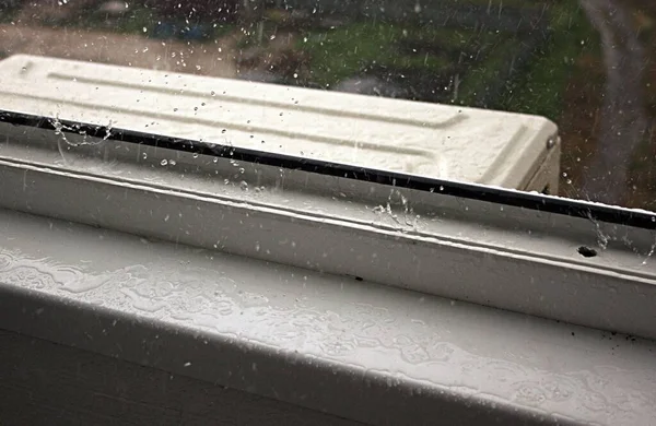 Pencere kenarında yağmur damlaları