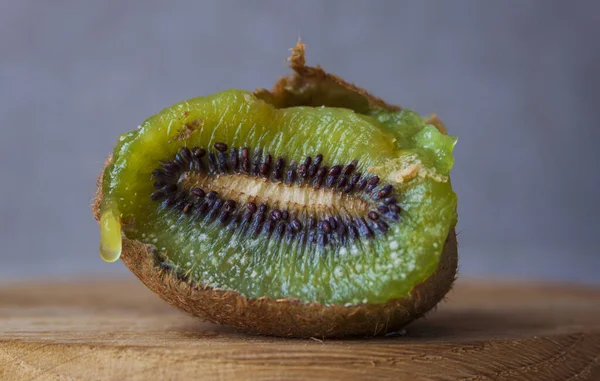 Olgunlaşmış kivi, baldan tatlı