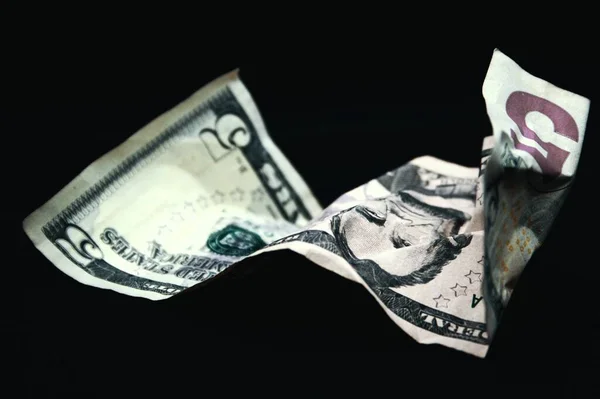 Siyah arkaplanda 5 dolar